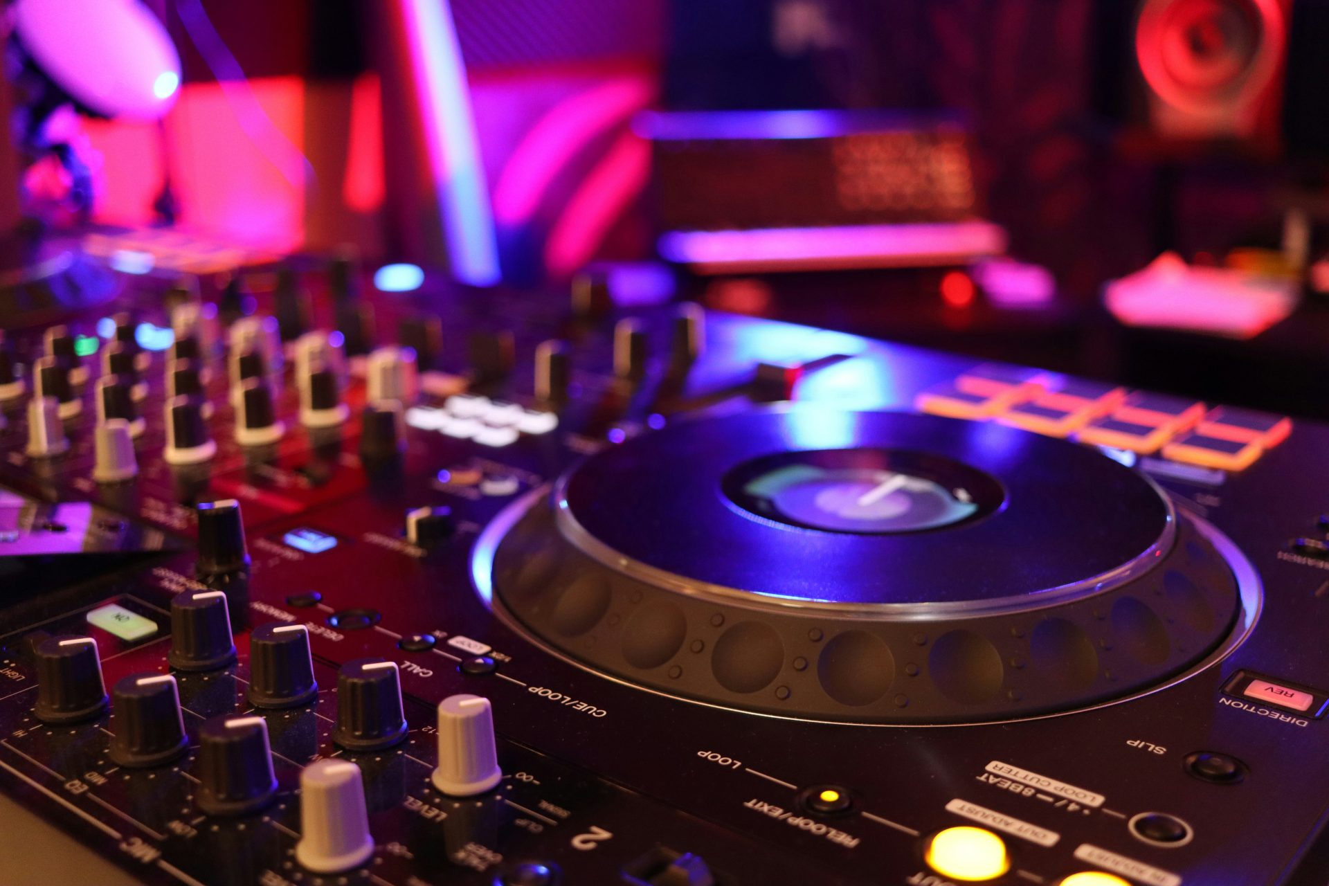 Un primer plano del tocadiscos de un DJ en una discoteca.