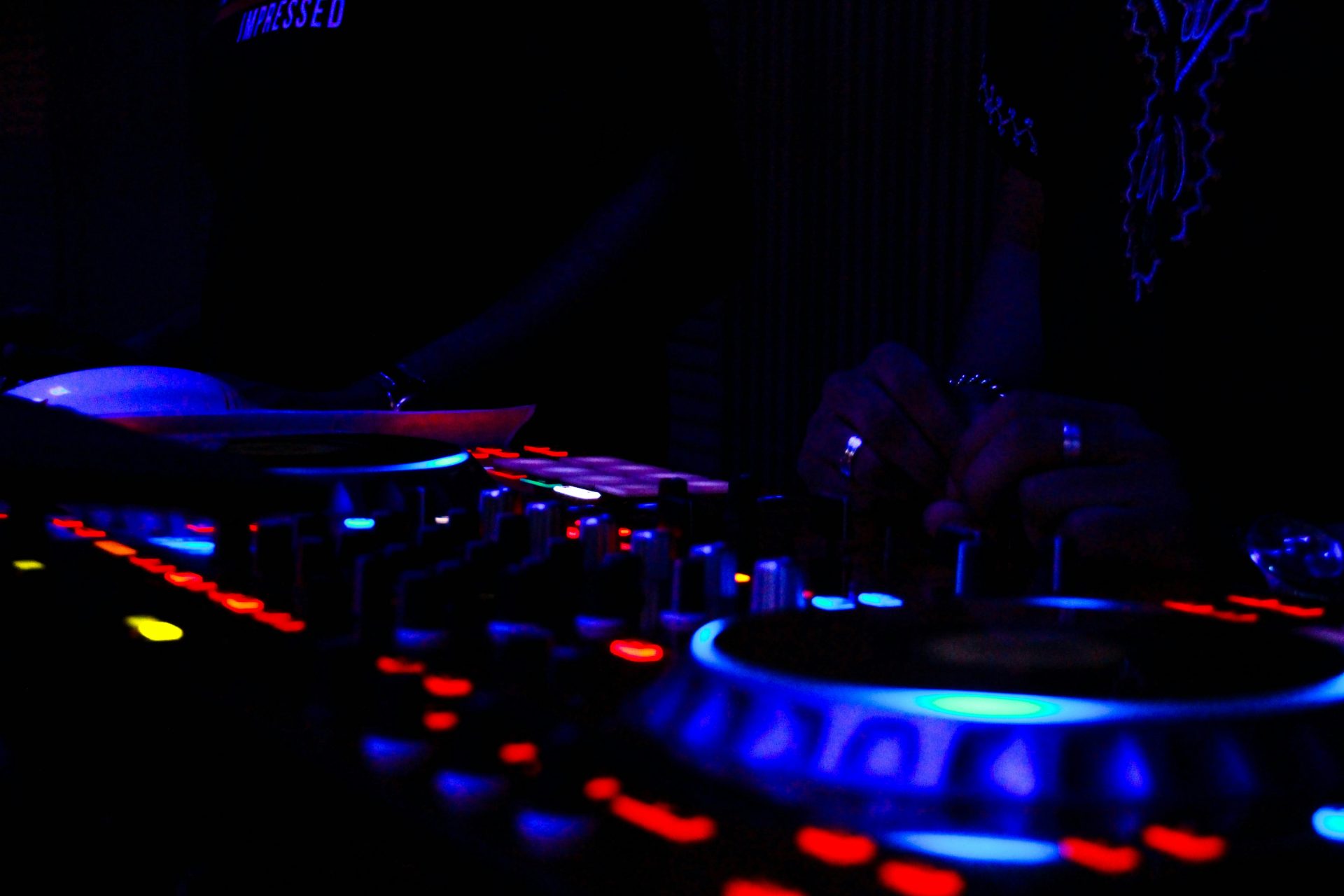 DJ tocando el controlador de DJ
