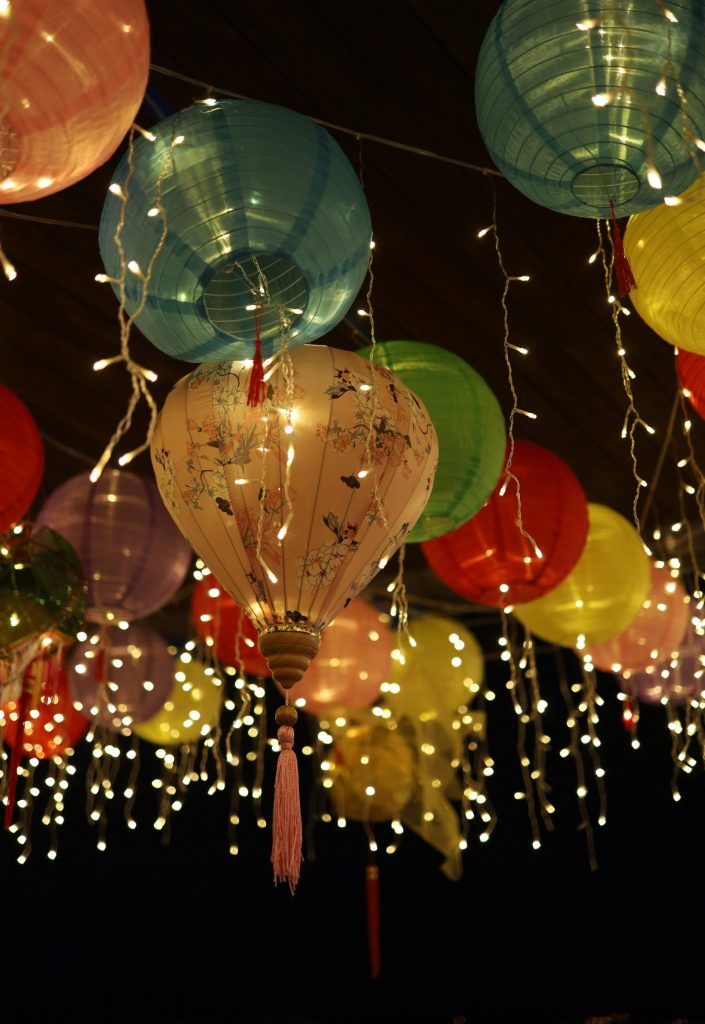 a bunch of lights that are hanging from a ceiling